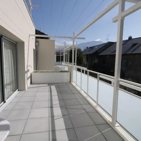 New T3 With Air Conditioning 2 Steps From The *