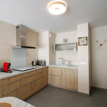 아파트 New T3 With Air Conditioning 2 Steps From The *