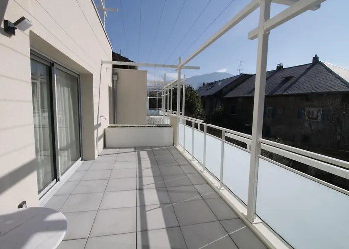 New T3 With Air Conditioning 2 Steps From The *